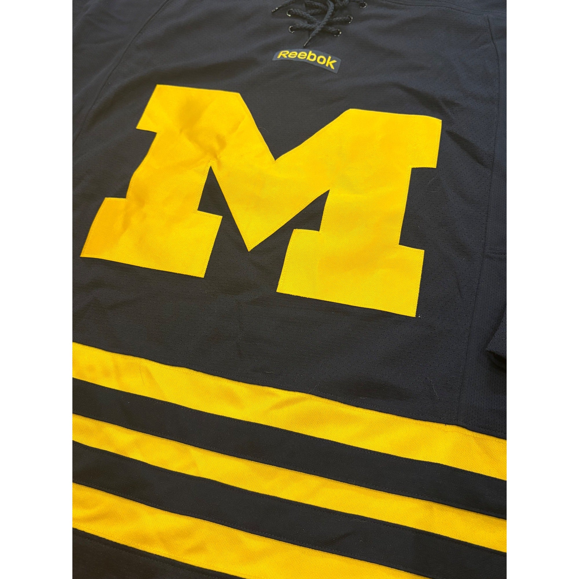 Reebok University of Michigan Wolverines NCAA Hockey Jersey Blue Men's Medium
